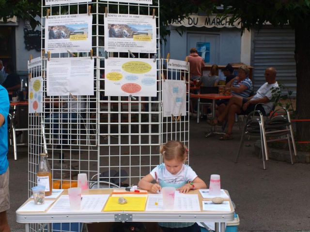 Justine, en train de dessiner l'avenir