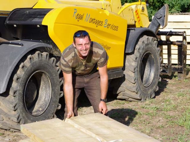 Jérôme, notre maçon, "soupèse" un demi-arba ... environ 4 à 500 kg pour une longueur de 13 m