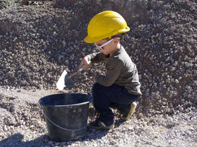 Tristan, le fils de Guillaume, à l'oeuvre. On embauche jeune sur le chantier de la Ferme d'Escoums !