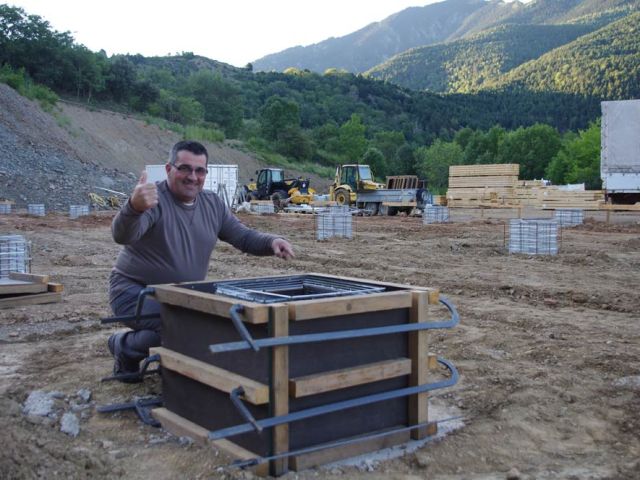 Eric, un de nos coopérateurs venu passer quelques jours de vacances au mas d'en Porsignan et professionnel du béton de longue date, constate la bonne mise en oeuvre des armatures et la bonne réalisation du premier coffrage.