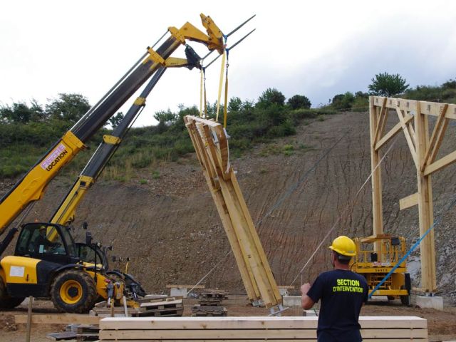 Alors que la première tient debout grâce aux haubans provisoires, sous l'oeil de Jérôme qui vérifie la bonne coordination des 2 engins, ...