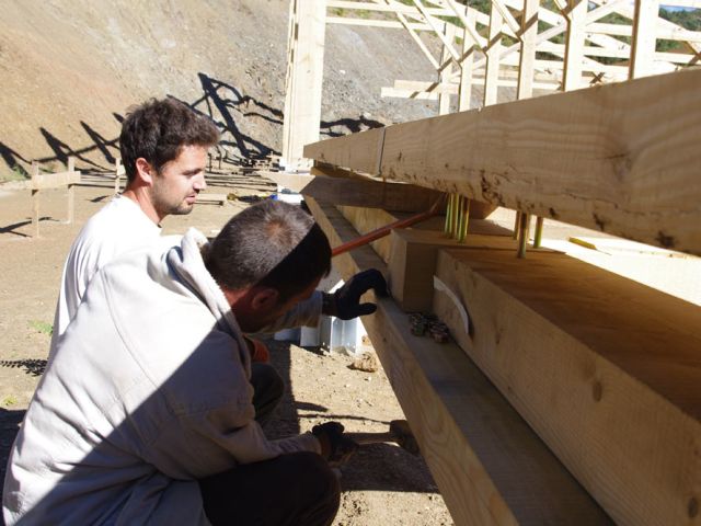 Ces jours derniers : Jérôme et Guillaume ont acquis une vraie maitrise de l'assemblage ou "comment faire correspondre des trous avec des pièces de 400 kg ?"