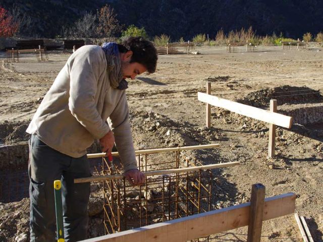 Guillaume en plein assemblage d'armatures