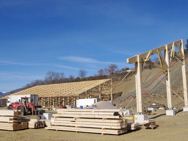 Première ferme en place et haubannée. Dès lundi matin, assemblage de la deuxième.