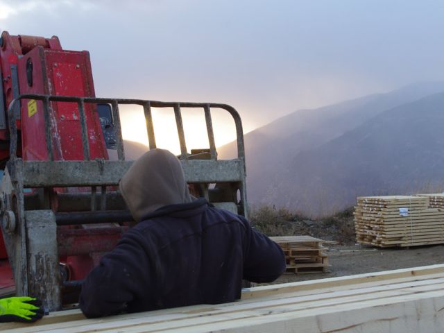 Guillaume toujours très enclin à se faire photographier. Et toujours ni pluie ni neige. Très bien pour le chantier, pas bien du tout pour tout le reste. Tout est sec et les nappes phréatiques ne se rechargent pas.