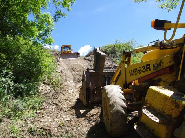 ... on comprend mieux. Un bull de 17 tonnes et un câble de 35 tonnes de rupture pour le retenir.