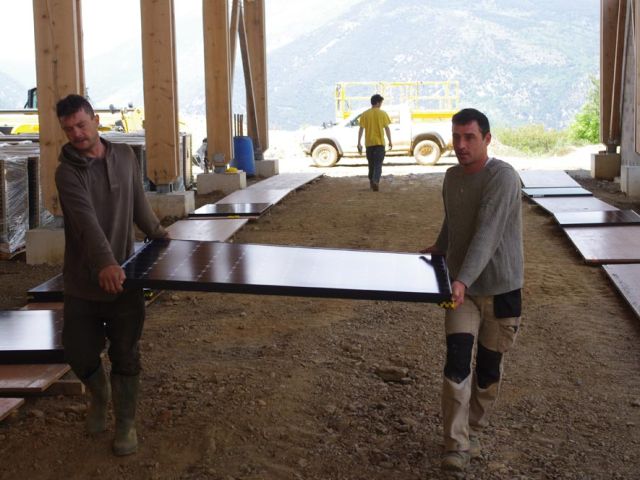 Baptiste et Jérôme en pleine séance de tri par puissance des 580 panneaux de la Ferme d'Escoums ...