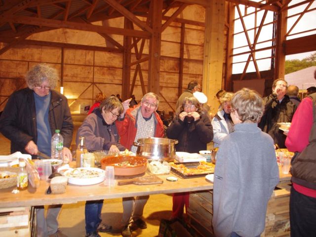 Après la cogitation collective, le plaisir partagé. Un très grand merci à toute l'équipe "cuisine", Cathy, Myriam, Marie-Thé, Mimi, Jo ...