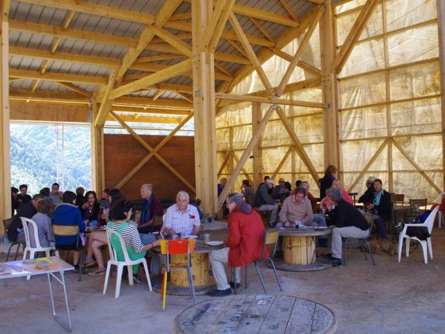 ... et dégustation par les visiteurs des Portes Ouvertes et les coopérateurs, échangeant par petits groupes