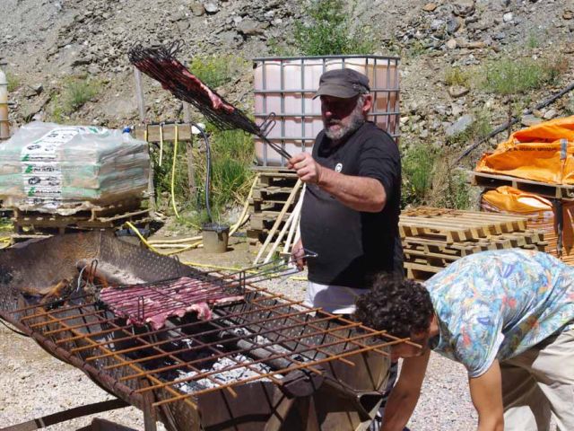 Le dimanche, Mimi, pour les intimes, en pleine action ... avec du veau de la ferme fourni par Guillaume, bien sûr ! ...