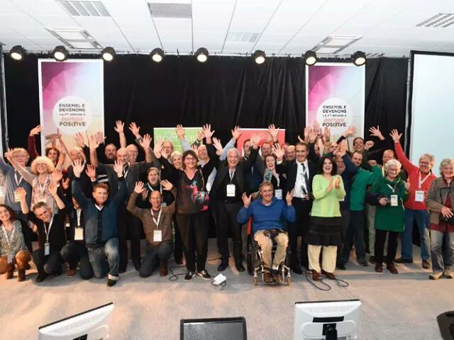 Jeudi 15 décembre 2016 : en marge d'Energaïa, salon professionnel dédié aux énergies renouvelables à Montpellier, avait lieu les 1ères rencontres régionales des projets citoyens énergies renouvelables en Occitanie, sous l'impulsion d'ECLR. Nous avons participé à la table ronde. En photo, les lauréats de l'appel à projets de la Région Occitanie et de l'ADEME. Heureux !