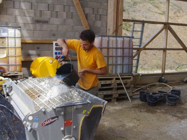 Guillaume à l'oeuvre, devenu spécialiste en dosage, granulats, ciment, entraineur d'air (augmente la résistance des bétons aux cycles gel / dégel), plastifiant (permet de réduire le rapport eau sur ciment, améliore la résistance du béton), et surtout l'eau ! Trop d'eau "tue" le béton.