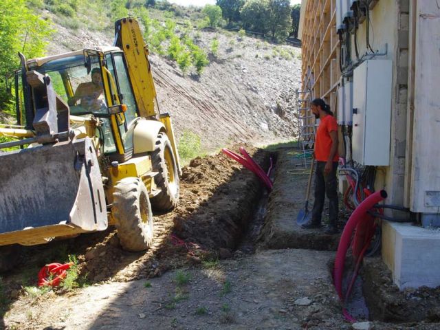 Mai : passage de tous les réseaux, à l'intérieur comme à l'extéreur. Réalisation d'une petite dalle sous les onduleurs photovoltaïques, là où se tient Florent.