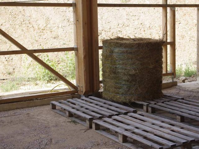 La première balle posée. Le bardage bois viendra après.