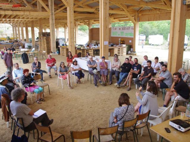 Ensuite,  Alenka Doulain et Alexia Chappond expliquent le rôle et les actions d'ECLR Occitanie, réseau fédérant les coopératives citoyennes produisant de l'énergie renouvelable et ENERCOOP, seul fournisseur français d'électricité 100 % renouvelable et 100 % citoyenne. Des échanges tout aussi appréciés que le repas de midi.