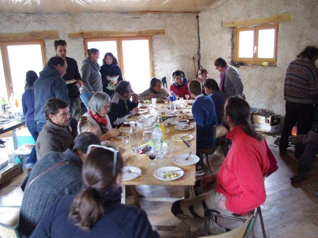 Et comme maintenant vous le savez, tout se termine par un banquet à la Ferme d'Escoums ! Ici, au chaud, à l'étage de la maison inoccupée du Mas de Porsignan.