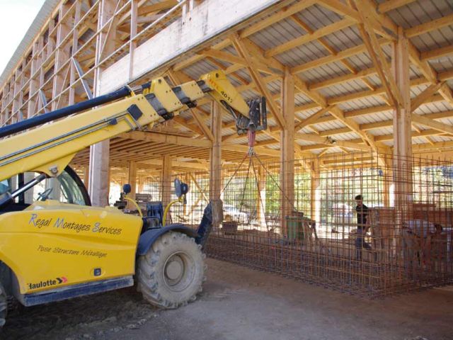 En octobre dernier, nous avions réalisé la fosse mécanique, pour un entretien aisé des engins. Ici, confection de la "cage" en fer pour le béton armé du sol et des murs