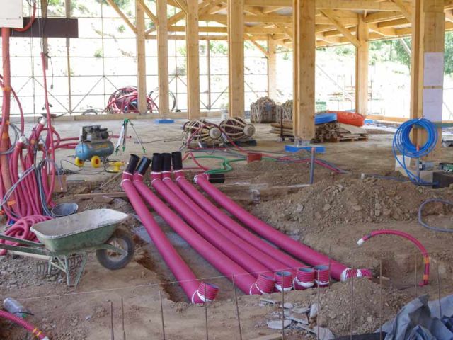 ou en image. Les 6 gros tuyaux rouges sont destinés à ramener l'air de l'atelier bois vers le poêle ... à bois bien sûr, qui sera installé au milieu de l'atelier mécanique