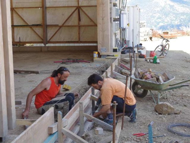 Florent et Guillaume calent le coffrage des "bêches", oui ce mur de 80 cm environ qui va protéger la dalle du soulèvement par le gel. L'idée, c'est d'empêcher l'eau de passer sous la dalle pour éviter ce phénomène de soulèvement. 105 mètres à faire.