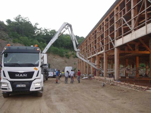 Le camion pompe qui permet d'emmener le béton sous le bâtiment avec, derrière lui, la première toupie, il y en aura 19 de 7 m3