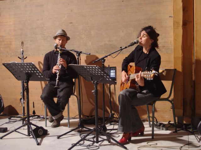 ... suivi d'un moment chaleureux et intense avec la très belle voix d'Aurélie accompagnée de Tony, du groupe Lilibaba. Merci à tous les deux pour leur sensibilité.