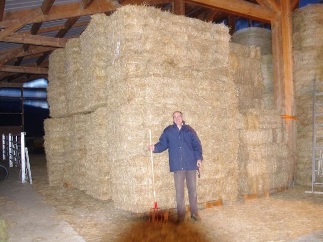 Le premier camion momentanément stocké sous le bâtiment d'élevage, à côté de la réserve de foin pour l'hiver. Le président Quilleret content !