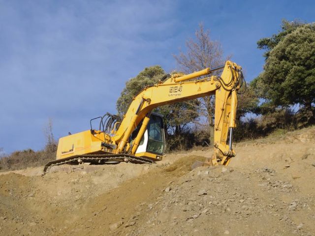 La pelle est arrivée peu après le scalpeur, fin décembre, avec une faiblesse moteur que nous connaissions ... et qui s'est aggravée plus vite que prévue.