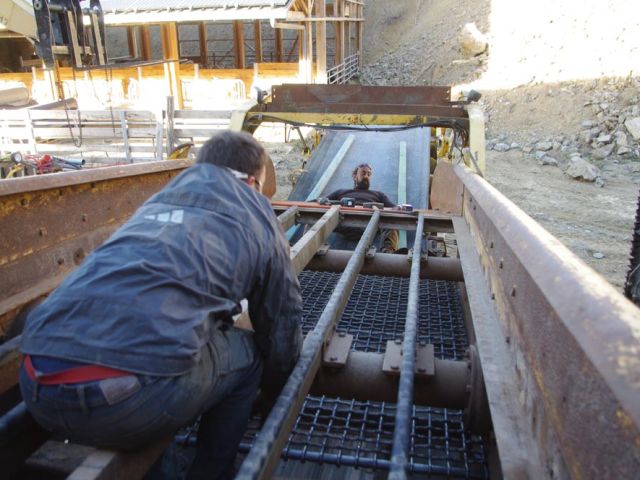 ... des erreurs de fabrication sur les grilles (ici, Florent et Guillaume en train de monter un jeu),