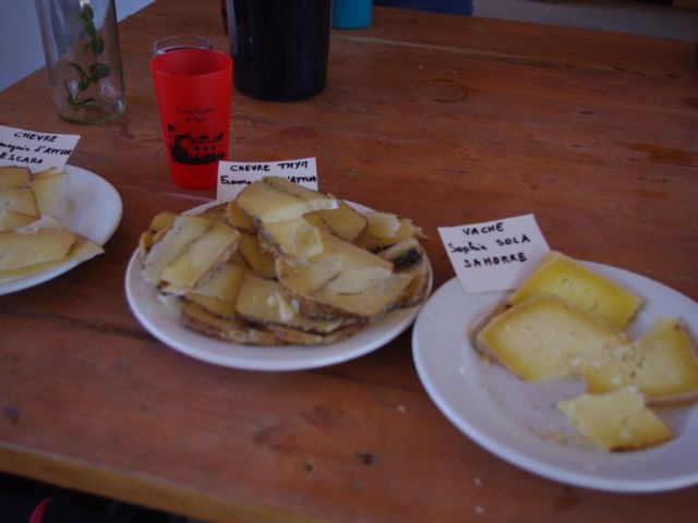 Et puis on déguste plein de bonnes choses, autant que possible produites en bio et/ou localement, entre autre tome de vache de la famille Sola à Sahorre et tomes de chèvre de Marlène et Jérôme, Fromagerie d'Aytua à Escaro