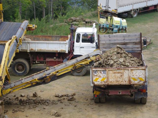 Le premier camion !!!  Bon, encore quelques aménagements nécessaires, histoire que tous les cailloux atterrissent dans le camion. On devrait atteindre un rythme de production correct en début de semaine prochaine. Pour l'instant, pas de photo en fonctionnement ... ça va trop vite, on n'a pas le temps de suivre ! ... Affaire à suivre, donc !