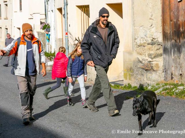 Pour fermer la marche et vérifier que tout va bien à l'arrière, Florent accompagné de Fabio et quelques enfants ... sans oublier Iwok ! Tout se terminera comme à l'accoutumé par un repas partagé à la ferme ... nous étions trop occupés, pas de photos ! L'année prochaine, venez !