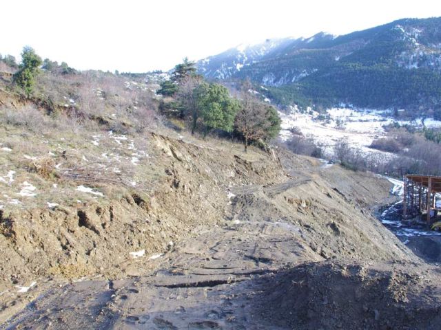 Sur la première photo, vous pouvez voir les couches qui veulent passer les unes sous les autres. Sur celle-ci, le chemin allant du mas au transfo est descendu d' 1 m 50 environ. Et, sur la gauche, on aperçoit les décrochements de terrain successifs.