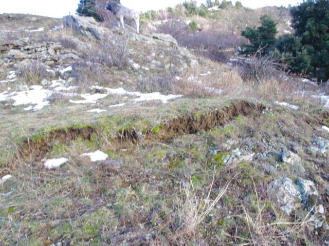 Ici, zoom sur un des décrochements, à 70 m de la plateforme. Affaire à suivre de près. On a l'oeil et on ne chaume pas ! Des cailloux, encore des cailloux !!! Nous devrions pouvoir commencer le déblaiement mi mars.