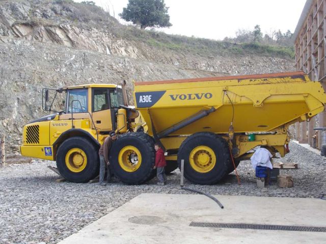 Comme nous n'avons pas transporté 20 000 (environ ?) mètres cubes de terres et cailloux avec une brouette, comme d'habitude, un peu de mécanique. Pas trop de casse importante, ici réfection de l'étanchéité d'un pont et freinage.