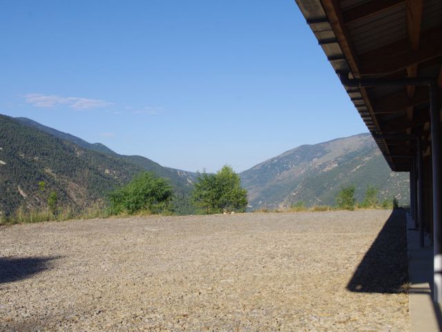 Cailloux toujours : en aout, avant nos AG, nous avons terminé le gros de l'empierrement des pourtours des bâtiments et chemins d'accès, ici au sud du bâtiment de stockage. Quel confort de pouvoir circuler, charger, décharger, faire l'entretien ... sans poussière et sans boue ! Les dernières finitions sont en cours, en même temps que les finitions autour du glissement de terrain.