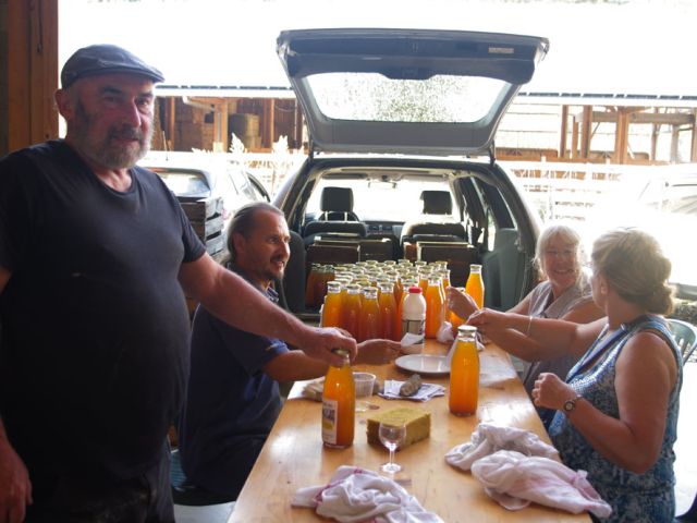 A propos des AG, fin aout, toujours un moment d'échange, de partages, de chaleur humaine ... on en a bien besoin en ce moment ! Ici, séance étiquetage du jus des pommes de la ferme ramassées par quelques coopératrices et coopérateurs motivés à l'automne 2019. Encore merci à eux. Pour rappel aux non-coopérateurs (enfin, pas encore!), il y a toujours un moment où vous pouvez nous rejoindre pour mieux découvrir cette aventure humaine que sont nos SCIC. Idem pour les transhumances. Faites vous connaitre