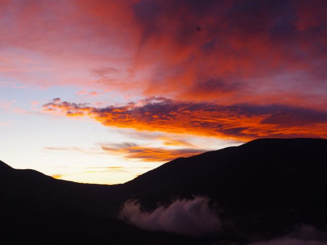 Et juste pour vous faire partager "notre" beauté du monde !  Nous mesurons la chance que nous avons, encore un peu plus en ce moment, en cette période troublée si particulière. Avec un soutien chaleureux à celles et ceux parmi nous qui souffrent, continuons de bien respirer, d'entretenir et de renforcer notre immunité naturelle, de cultiver notre vivacité d'esprit et de penser ... tout cela nous sera utile.