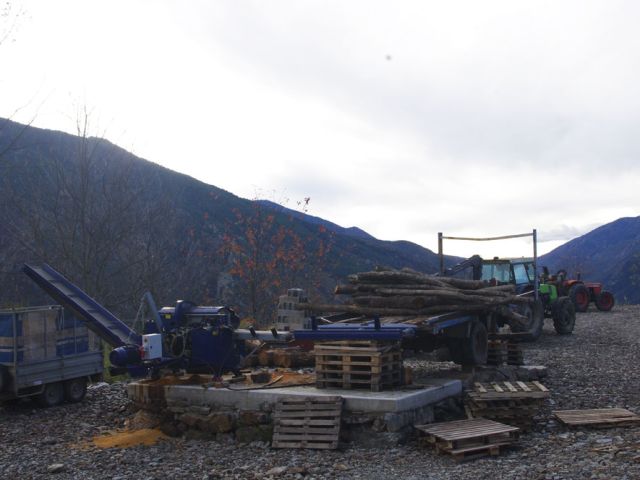 Nous avons aussi terminé les bétons du chantier, soubassements des cloisons des modules de stockage de bois broyé pour litière et bois bûche chauffage, quelques autres bricoles et le béton support de la scie-fendeuse que Guillaume a pu commencer d'installer.