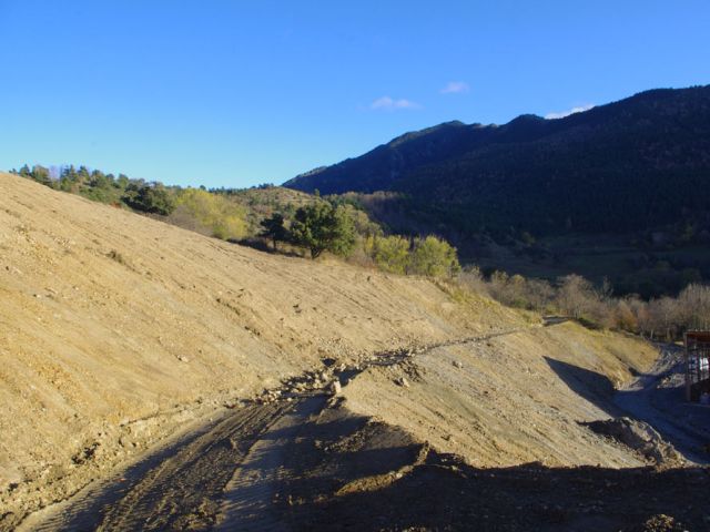 Nous avons conservé le chemin en le déplaçant. Si nous ne sommes pas du tout sûrs de la stabilité en période de très grosses précipitations comme en janvier dernier, nous pensons que le danger de décrochage de la plateforme et des bâtiments est complètement écarté, du fait d'avoir enlevé du poids qui exerçait la poussée.