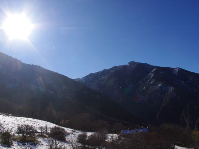 Et aujourd'hui, de nouveau, plein soleil. La neige a glissé des toits photovoltaïques, au passage nettoyage efficace et gratuit des panneaux ... et ça produit plein pot !