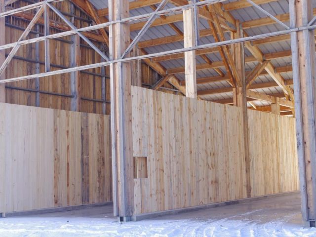 ... 2 cellules de stockage bois bûches de chauffage et bois déchiqueté pour litière des animaux.