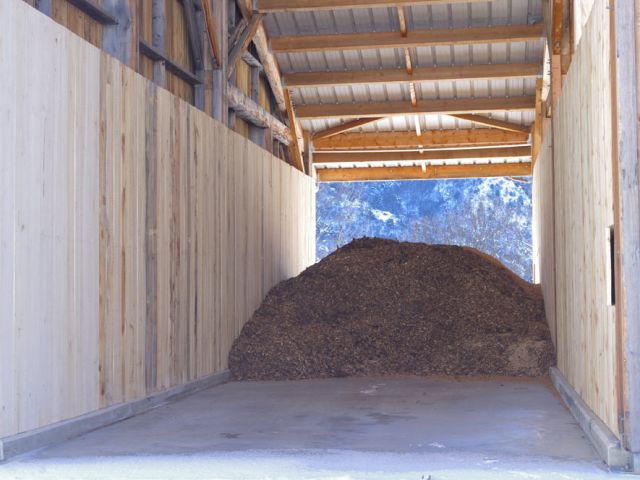 Et une cellule commençait d'être occupée dès le lendemain. Au total, 4 cellules sont prévues, l'espace des 2 autres est actuellement occupé par la paille destinée à fabriquer murs et plafonds des ateliers. Nous aimerions réaliser cela cet été.